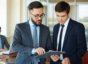 Provides expertise on legal matters and compliance. - 鲸鱼体育